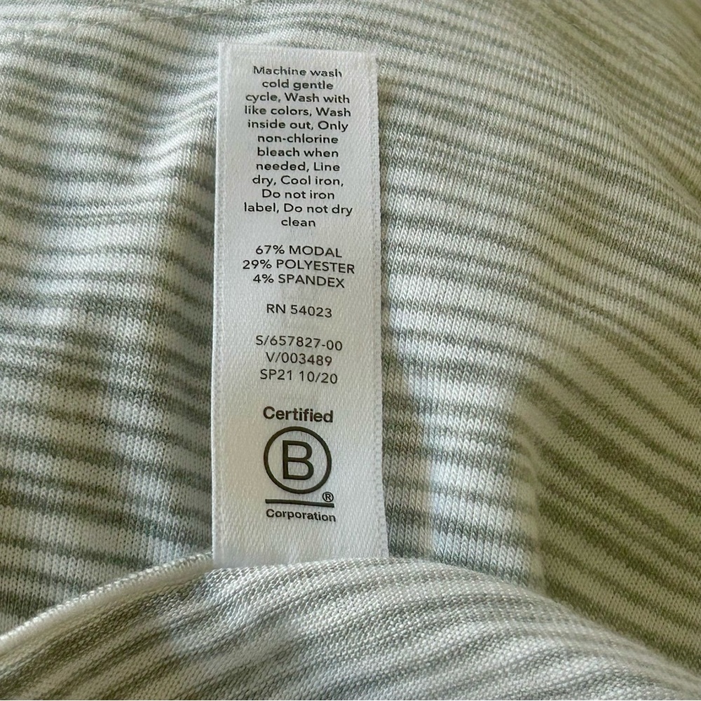 Athleta Ladies T-Shirt - Size M￼ - Picture 6 of 6